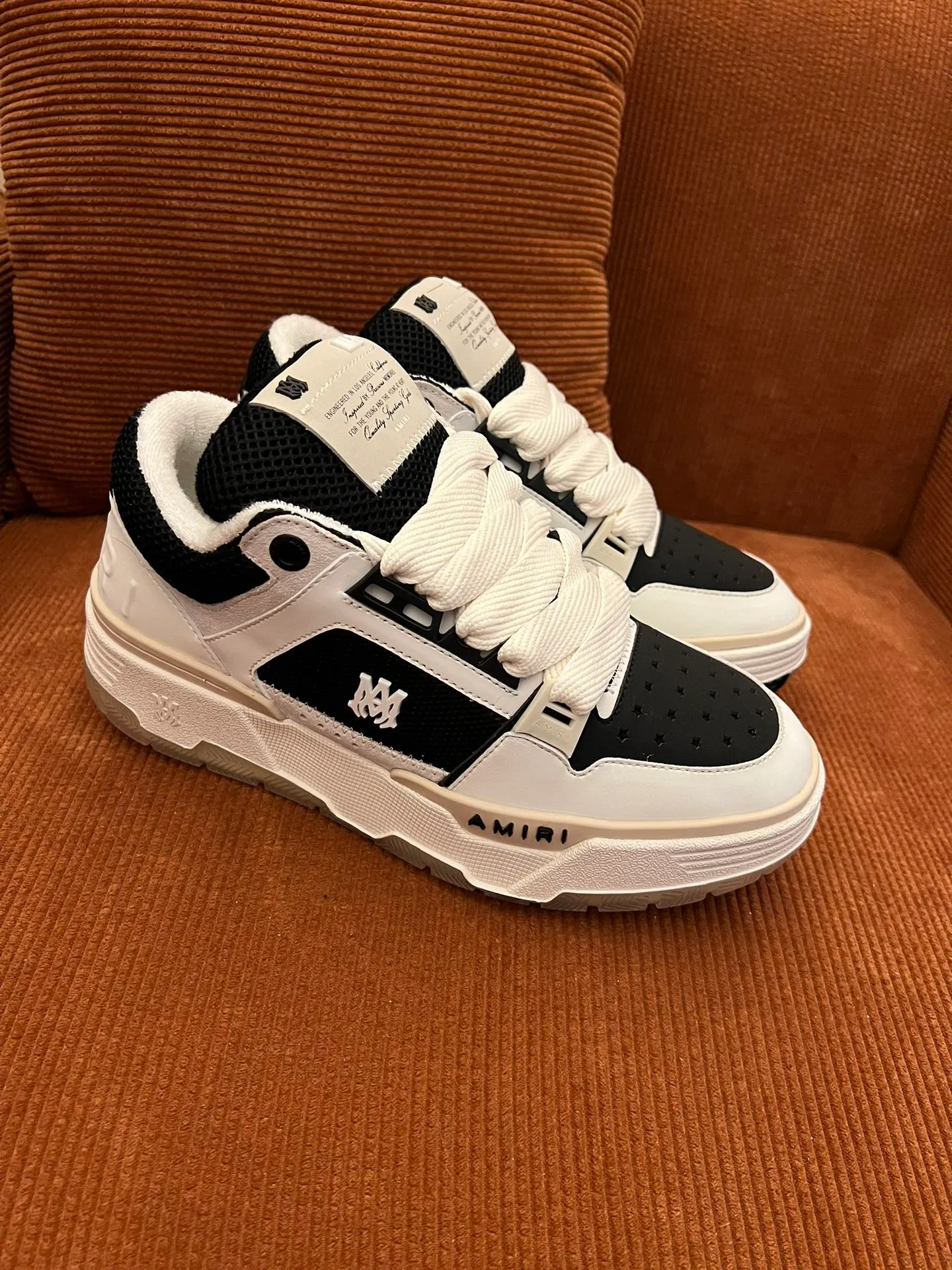 p620💰Men's shoes Amiri Emile's 2023 spring and summer new MA-1 bread shoes, couple models, casual sports shoes, sneakers Amiri gave up the rock punk style in the new season and used a large number of unsaturated colors, Morandi tones, whether you see or wear them, it will make people very happy. The large tongue of the bread shoes continues, shortens the length of the shoe body, thickens the midsole, and the toe part is more rounded. Amiri's brand letters and MA logo appear on the side of the shoe. Fabric: Original customized imported first-layer cowhide + mesh. Lining: Original customized breathable towel lining. Outsole. Foam combination material. Bottom thickness: 4CM. Size: Men's 39-45